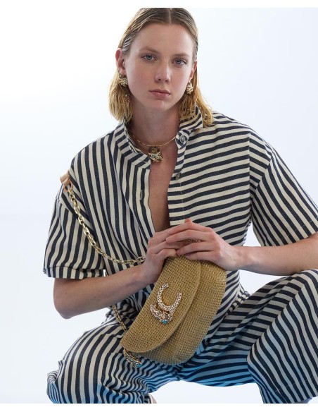 BANDOLERA-EFECTO-RAFIA-CIERRE-SOLAPA-IMÁN-ASA-LARGA-COMBINADA-CADENA-DORADA-LOLA-CASADEMUNT