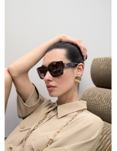 GAFAS-SOL-MARRONES-RECTANGULARES-LOGO-PATILLAS-LEOPARDO-LOLA-CASADEMUNT