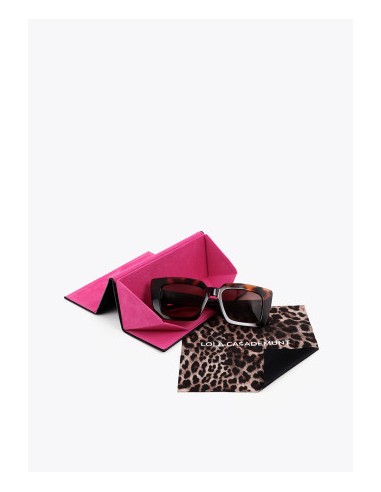 GAFAS-SOL-MARRONES-RECTANGULARES-LOGO-PATILLAS-LEOPARDO-LOLA-CASADEMUNT