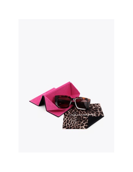 GAFAS-SOL-MARRONES-RECTANGULARES-LOGO-PATILLAS-LEOPARDO-LOLA-CASADEMUNT