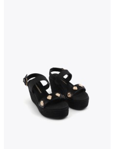 SANDALIAS-CUÑA-NEGRAS-EFECTO-RAFIA-METALIZADA-DETALLES-DORADOS-LOLA-CASADEMUNT