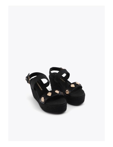 SANDALIAS-CUÑA-NEGRAS-EFECTO-RAFIA-METALIZADA-DETALLES-DORADOS-LOLA-CASADEMUNT