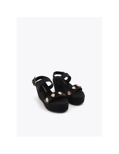 SANDALIAS-CUÑA-NEGRAS-EFECTO-RAFIA-METALIZADA-DETALLES-DORADOS-LOLA-CASADEMUNT