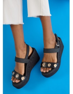 SANDALIAS-CUÑA-NEGRAS-EFECTO-RAFIA-METALIZADA-DETALLES-DORADOS-LOLA-CASADEMUNT 2