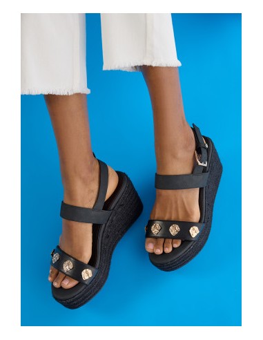 SANDALIAS-CUÑA-NEGRAS-EFECTO-RAFIA-METALIZADA-DETALLES-DORADOS-LOLA-CASADEMUNT