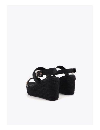 SANDALIAS-CUÑA-NEGRAS-EFECTO-RAFIA-METALIZADA-DETALLES-DORADOS-LOLA-CASADEMUNT