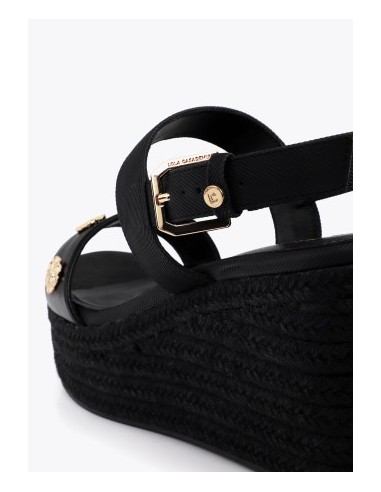 SANDALIAS-CUÑA-NEGRAS-EFECTO-RAFIA-METALIZADA-DETALLES-DORADOS-LOLA-CASADEMUNT