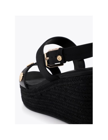 SANDALIAS-CUÑA-NEGRAS-EFECTO-RAFIA-METALIZADA-DETALLES-DORADOS-LOLA-CASADEMUNT