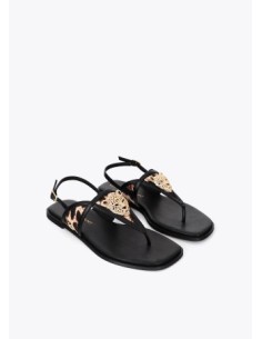 SANDALIA-PLANA-NEGRA-APLIQUE-DORADO-LEOPARDO-ANTIDESLIZANTE-CIERRE-AJUSTABBLE-LOLA-CASADEMUNT