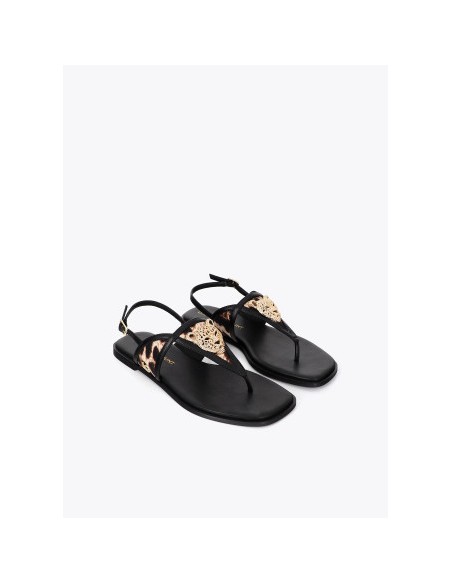 SANDALIA-PLANA-NEGRA-APLIQUE-DORADO-LEOPARDO-ANTIDESLIZANTE-CIERRE-AJUSTABBLE-LOLA-CASADEMUNT