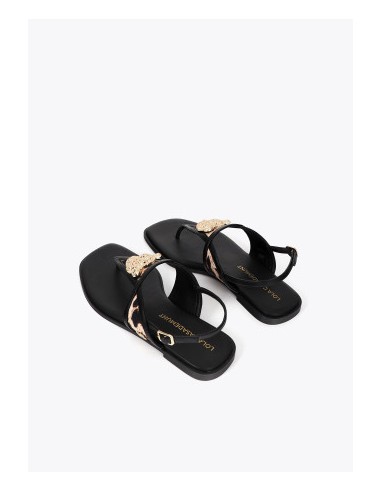 SANDALIA-PLANA-NEGRA-APLIQUE-DORADO-LEOPARDO-ANTIDESLIZANTE-CIERRE-AJUSTABBLE-LOLA-CASADEMUNT