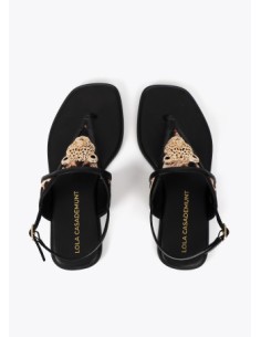 SANDALIA-PLANA-NEGRA-APLIQUE-DORADO-LEOPARDO-ANTIDESLIZANTE-CIERRE-AJUSTABBLE-LOLA-CASADEMUNT 2