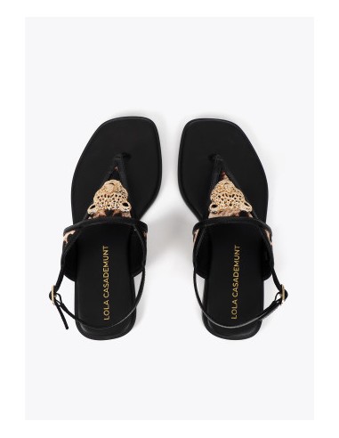SANDALIA-PLANA-NEGRA-APLIQUE-DORADO-LEOPARDO-ANTIDESLIZANTE-CIERRE-AJUSTABBLE-LOLA-CASADEMUNT