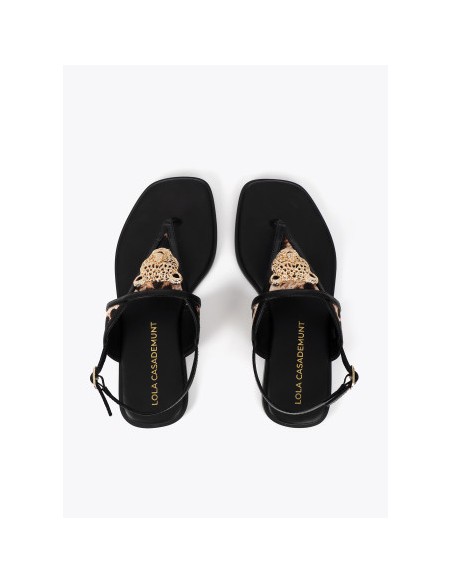 SANDALIA-PLANA-NEGRA-APLIQUE-DORADO-LEOPARDO-ANTIDESLIZANTE-CIERRE-AJUSTABBLE-LOLA-CASADEMUNT