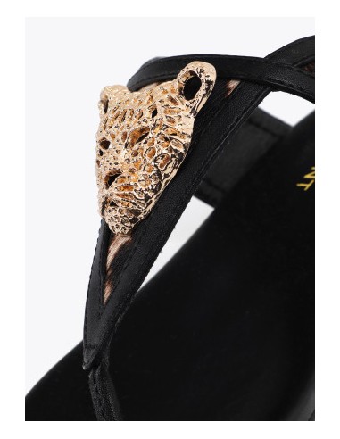 SANDALIA-PLANA-NEGRA-APLIQUE-DORADO-LEOPARDO-ANTIDESLIZANTE-CIERRE-AJUSTABBLE-LOLA-CASADEMUNT