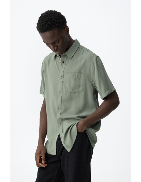 CAMISA-VERDE-OLIVA-CORTE-REGULAR-BOLSILLO-FRONTAL-MANCK-TIFFOSI