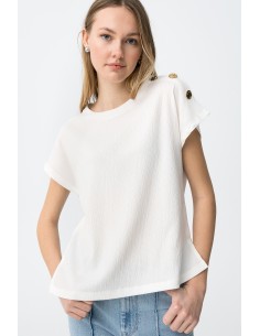 CAMISETA-BLANCA-CORTE-ANCHO-BOTONES-DORADOS-HOMBRO-BUTTERFREE-TIFFOSI