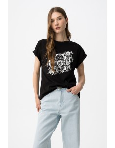 CAMISETA-MENSAJE-FRONTAL-EN-CONTRASTE-MANGA-CORTA-NOTE-TIFFOSI