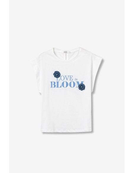 CAMISETA-BLANCA-DETALLE-ADORNOS-FLORES-AZUI-LETRAS-BLISSEY-TIFFOSI