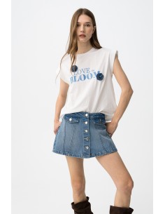 CAMISETA-BLANCA-DETALLE-ADORNOS-FLORES-AZUI-LETRAS-BLISSEY-TIFFOSI