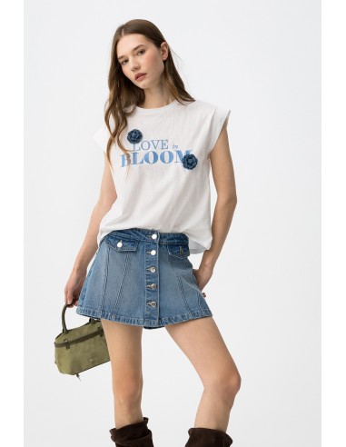 CAMISETA-BLANCA-DETALLE-ADORNOS-FLORES-AZUI-LETRAS-BLISSEY-TIFFOSI