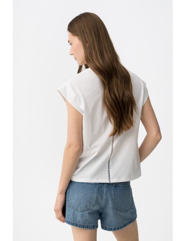 CAMISETA-BLANCA-DETALLE-ADORNOS-FLORES-AZUI-LETRAS-BLISSEY-TIFFOSI