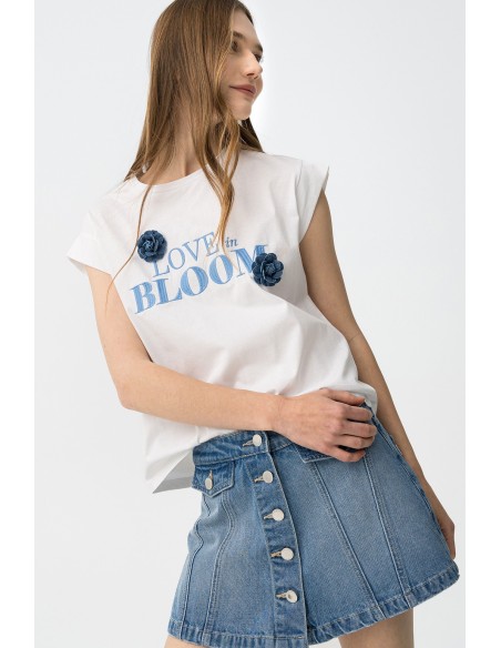 CAMISETA-BLANCA-DETALLE-ADORNOS-FLORES-AZUI-LETRAS-BLISSEY-TIFFOSI