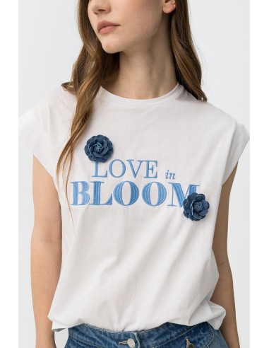 CAMISETA-BLANCA-DETALLE-ADORNOS-FLORES-AZUI-LETRAS-BLISSEY-TIFFOSI
