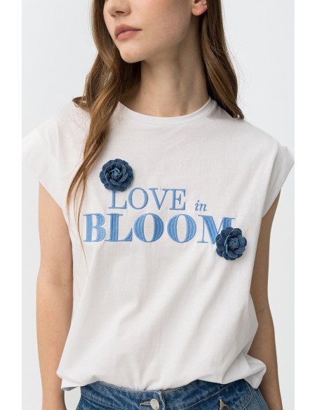 CAMISETA-BLANCA-DETALLE-ADORNOS-FLORES-AZUI-LETRAS-BLISSEY-TIFFOSI