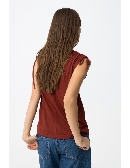 CAMISETA-SIN-MANGAS-LAZADA-HOMBROS-CUELLO-PICO-TIFFOSI