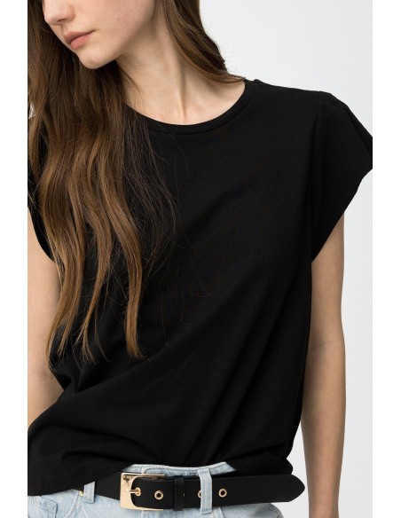 CAMISETA-BÁSICA-MANGAS-VOLANTES-CUELLO-PICO-KIRA-TIFFOSI