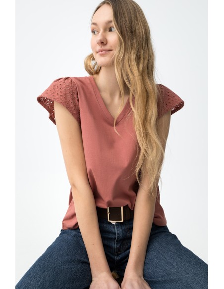 CAMISETA-CUELLO-REDONDO-MANGAS.VOLANTES-PERFORADA-GRACIOSA.TIFFOSI