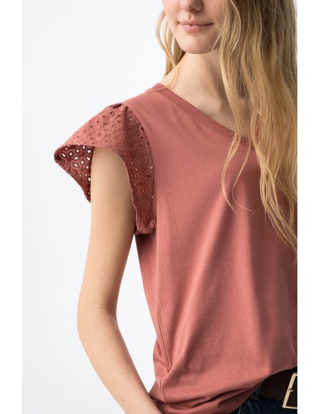 CAMISETA-CUELLO-REDONDO-MANGAS.VOLANTES-PERFORADA-GRACIOSA.TIFFOSI