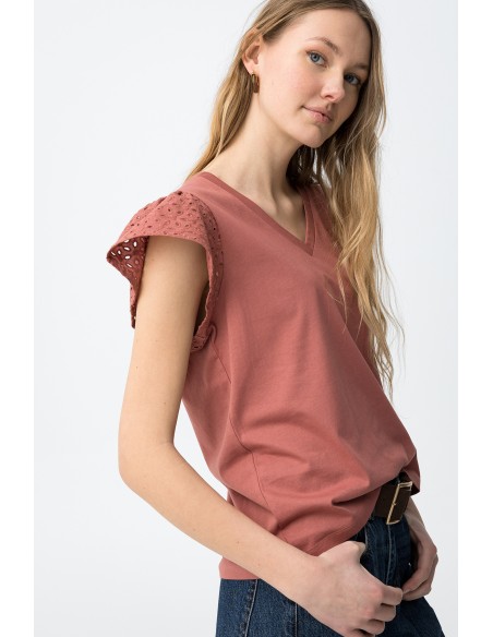 CAMISETA-CUELLO-REDONDO-MANGAS.VOLANTES-PERFORADA-GRACIOSA.TIFFOSI
