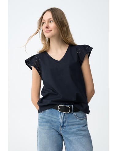 CAMISETA-CUELLO-REDONDO-MANGAS.VOLANTES-PERFORADA-GRACIOSA.TIFFOSI