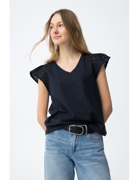 CAMISETA-CUELLO-REDONDO-MANGAS.VOLANTES-PERFORADA-GRACIOSA.TIFFOSI
