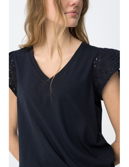 CAMISETA-CUELLO-REDONDO-MANGAS.VOLANTES-PERFORADA-GRACIOSA.TIFFOSI