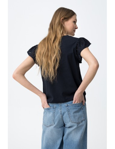 CAMISETA-CUELLO-REDONDO-MANGAS.VOLANTES-PERFORADA-GRACIOSA.TIFFOSI