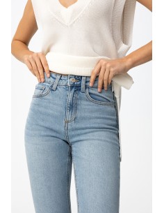 JEANS-AZUL-CLARO-TIRO-ALTO-CROPPED-DETALLE-BORDADO-FLORAL-MEGAN-TIFFOSI 2
