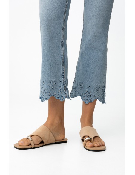 JEANS-AZUL-CLARO-TIRO-ALTO-CROPPED-DETALLE-BORDADO-FLORAL-MEGAN-TIFFOSI