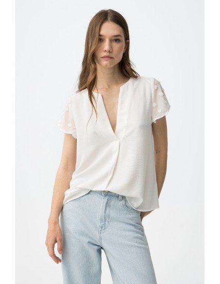 BLUSA-MANGAS.TRANSPARENTES-BORDADOS-CUELLO-PICO-NONY-TIFFOSI