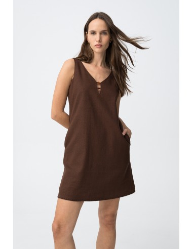 VESTIDO-MARRÓN-CHOCOLAYE-TIRANTES-ANCHOS-DETALLES-ESCOTE-BOLSILLOS-LATERALES-PATAGONIA-TIFFOSI