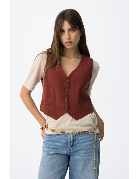 CHALECO-ENTALLADO-CUELLO-PICO-CORTO-BOTONES-ROUGE-TIFFOSI