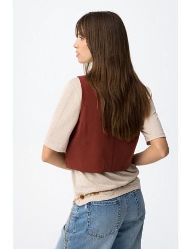 CHALECO-ENTALLADO-CUELLO-PICO-CORTO-BOTONES-ROUGE-TIFFOSI