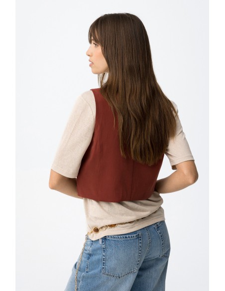 CHALECO-ENTALLADO-CUELLO-PICO-CORTO-BOTONES-ROUGE-TIFFOSI