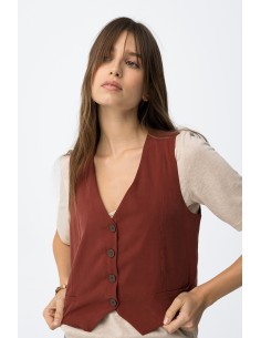 CHALECO-ENTALLADO-CUELLO-PICO-CORTO-BOTONES-ROUGE-TIFFOSI