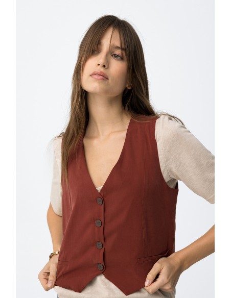 CHALECO-ENTALLADO-CUELLO-PICO-CORTO-BOTONES-ROUGE-TIFFOSI