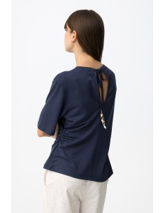 CAMISETA-MARINO-DETALLE-ABERTURA-LAZADA-ADORNOS-MOTIVOS-MARINOS-ISLA-TIFFOSI 2