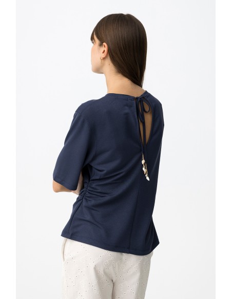 CAMISETA-MARINO-DETALLE-ABERTURA-LAZADA-ADORNOS-MOTIVOS-MARINOS-ISLA-TIFFOSI