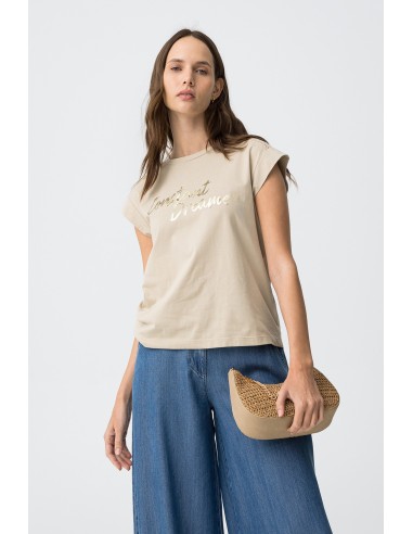 CAMISETA-BEIGE-ENCAJE-HOMBROS-FRASE-DORADA-HORSEA-TIFFOSI